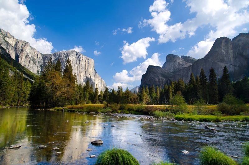 Thung lũng Yosemite thơ mộng bên dòng Merced.