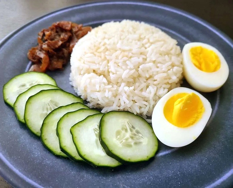 Nasi lemak với trứng, gà, dưa leo.