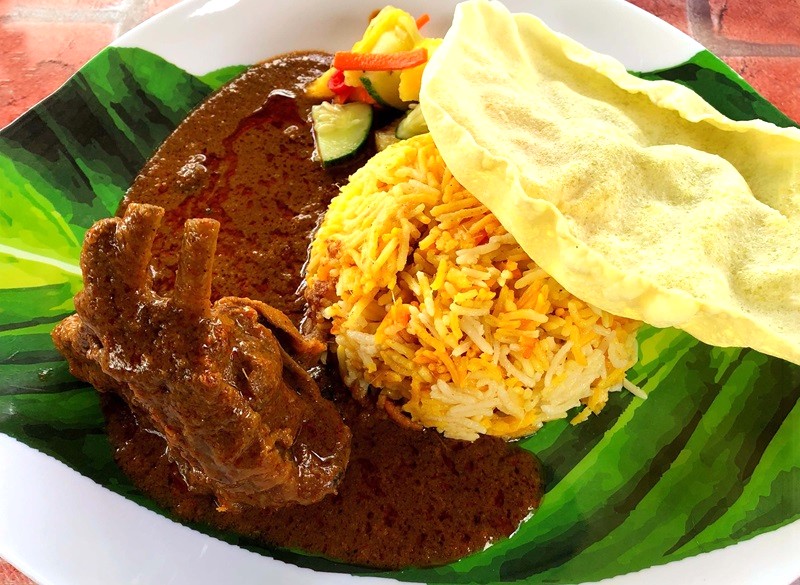 Nasi Briyani thơm nồng, ướp nghệ, vị cà ri.