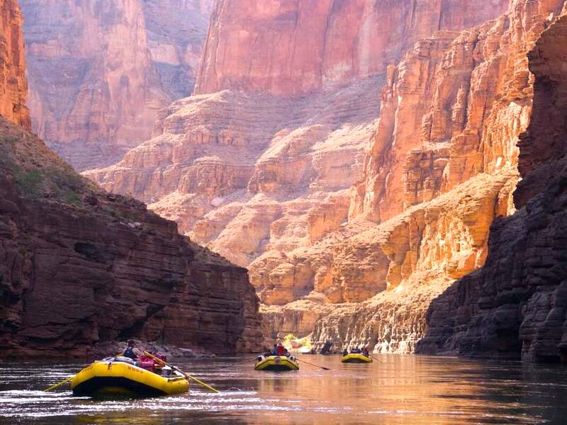 Chèo thuyền trên sông Colorado, khám phá Grand Canyon tuyệt đẹp.