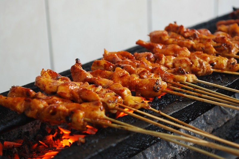 Satay xiên nướng thơm lừng trên lửa.