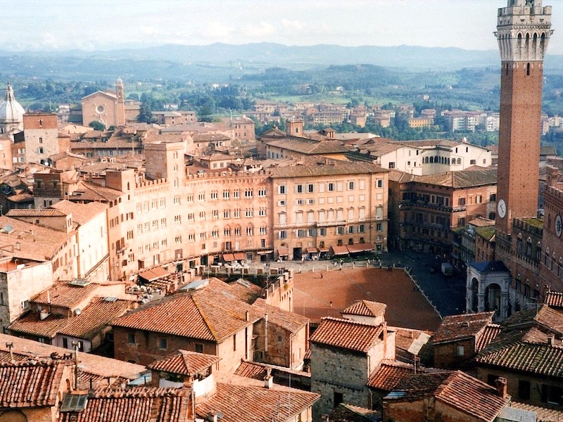 Quảng trường Piazza del Campo Siena, Tuscany, là nơi thường tổ chức các sự kiện, hội chợ và triển lãm.