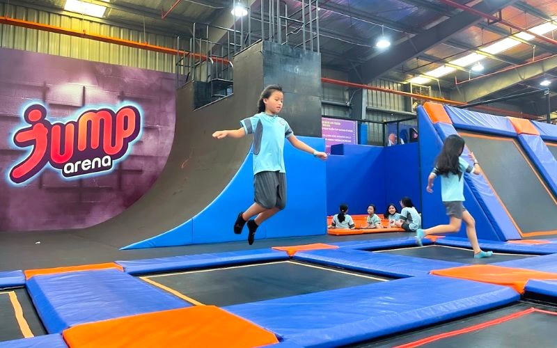 Mang tất bám khi vào Jump Arena.