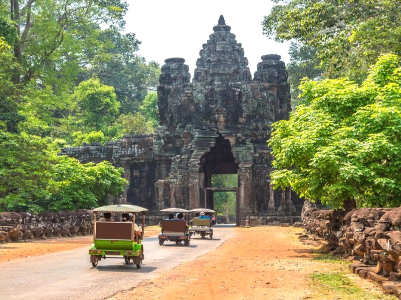 Đoàn tuk tuk chở du khách đến Angkor Wat. (53 ký tự)