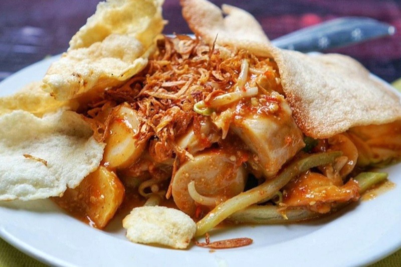 Gado Gado là salad rau củ tươi, hấp chín, kết hợp các gia vị thơm ngon.