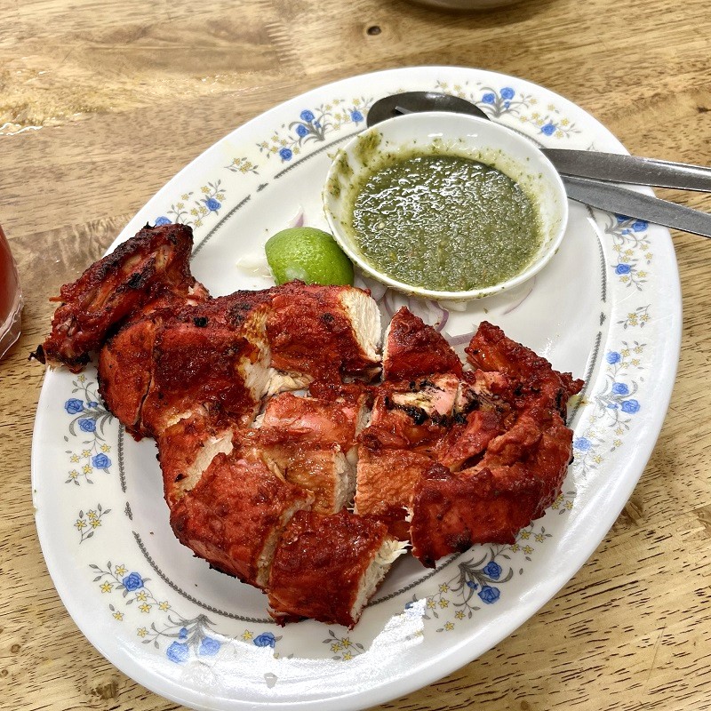 Gà Tandoori thơm ngon, chấm sốt đậm đà.