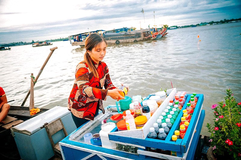 Ghe nhỏ bán cà phê, nước ngọt tại chợ nổi.