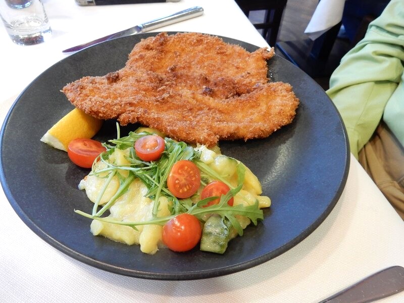 Wiener Schnitzel là món ăn quốc gia của Áo, được chế biến từ thịt bê cốt lết mỏng, tẩm bột và áp chảo giòn tan.