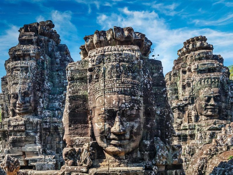 Hàng trăm khuôn mặt đá sống động tô điểm cho Angkor Thom.