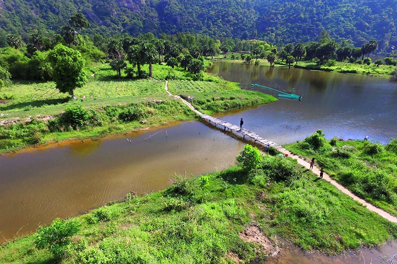 Hồ Ô Thum: Thanh bình, tĩnh lặng.