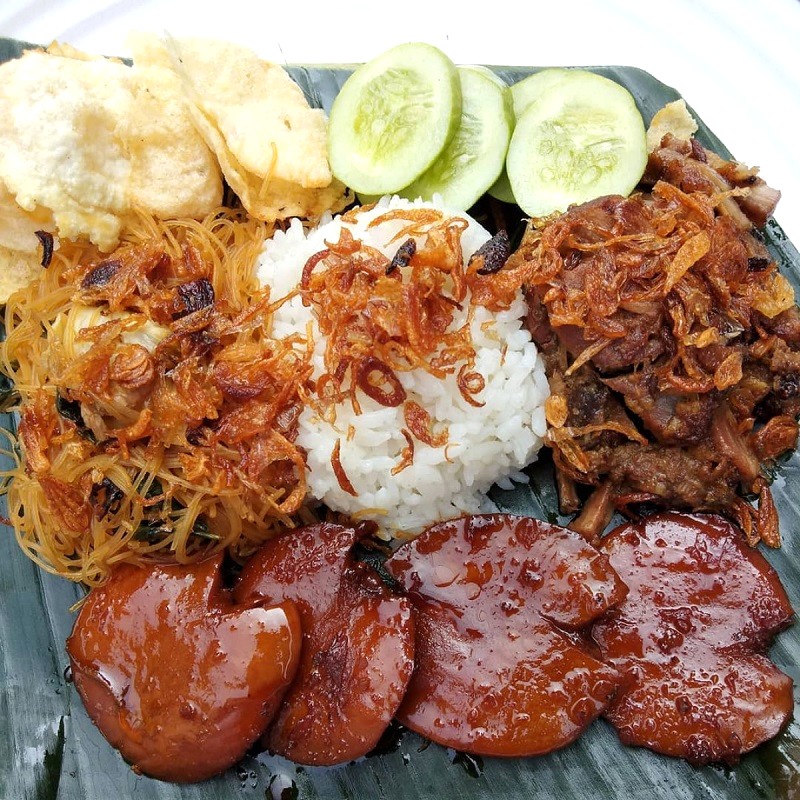 Nasi Uduk ngon nhất khi ăn kèm thịt tẩm gia vị, trứng và sốt ớt.