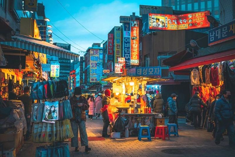 Chợ Namdaemun: Khu chợ truyền thống lâu đời của Seoul.