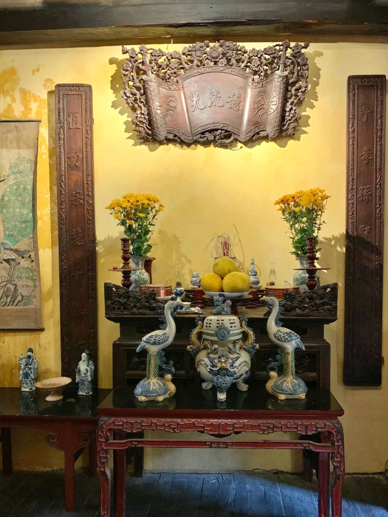 Không gian thờ cúng thanh tịnh, trang nghiêm.