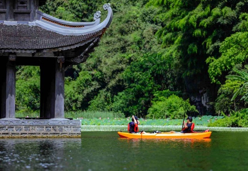 Chèo kayak, khám phá khung cảnh thơ mộng.