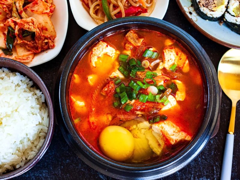 Sundubu Jjigae: Nóng hổi, đậm đà.