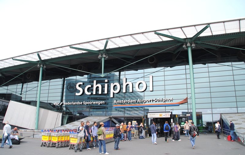 Chuyến bay từ Việt Nam đến Amsterdam thường hạ cánh tại Sân bay Schiphol.