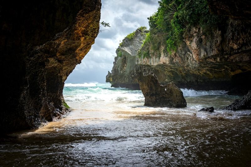 Uluwatu: Thiên đường du lịch với cảnh quan ngoạn mục.