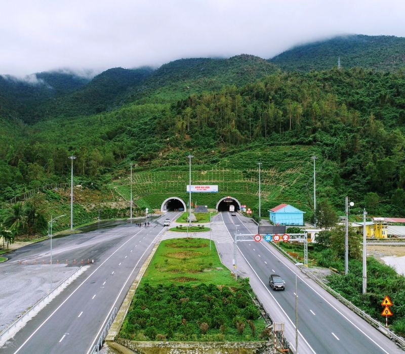 Hầm đèo Cả (13,5km) là tuyến đường huyết mạch.