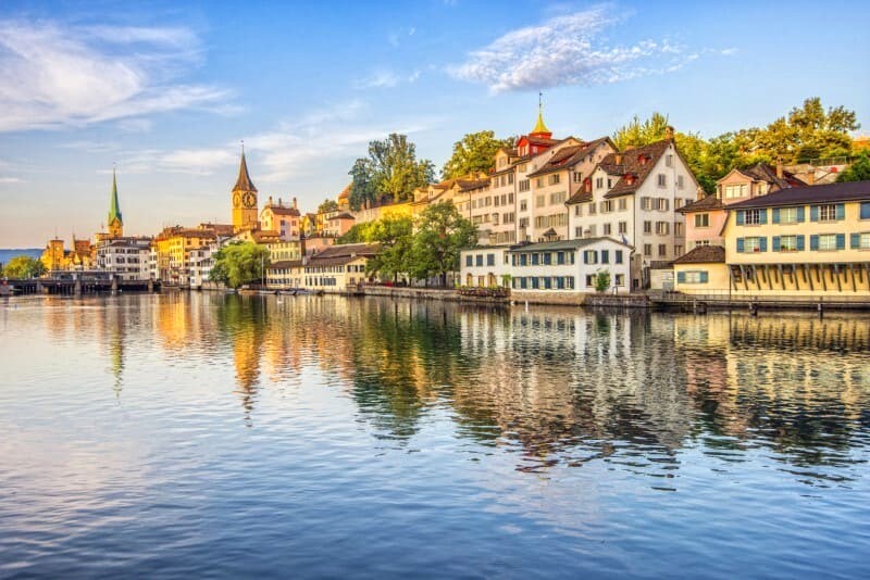 Zürich, thành phố lớn của Thụy Sĩ, nổi tiếng với sân bay rộng lớn.