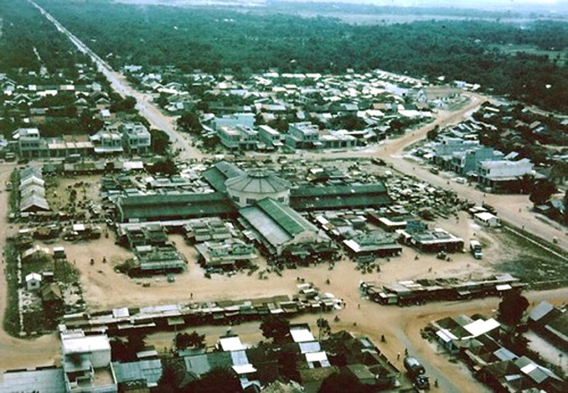 Chợ Long Hoa là trung tâm thương mại phục vụ tín đồ Cao Đài.