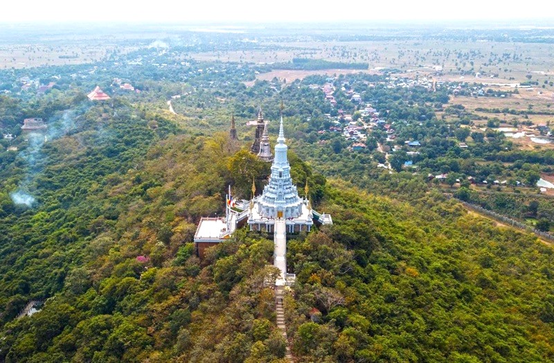 Oudong, một thành phố cổ thời hậu Angkor, thu hút du khách bởi bối cảnh lịch sử và những tín ngưỡng tôn giáo huyền bí.