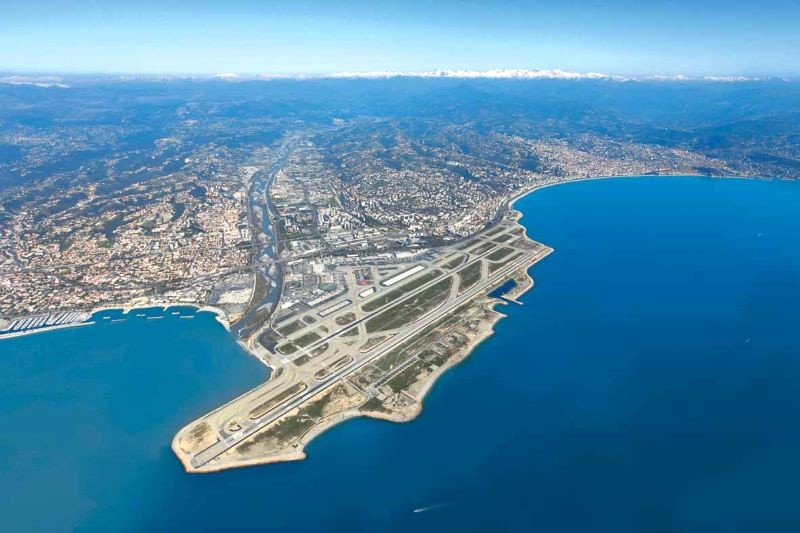 Monaco không có sân bay. Di chuyển bằng đường hàng không, bạn có thể đáp tại sân bay Nice Cote d'Azur.