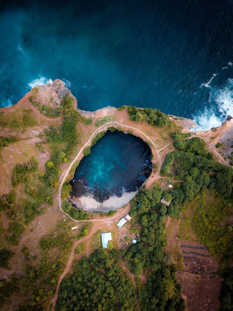 Để đến Nusa Penida, bạn phải đi thuyền từ Bali.