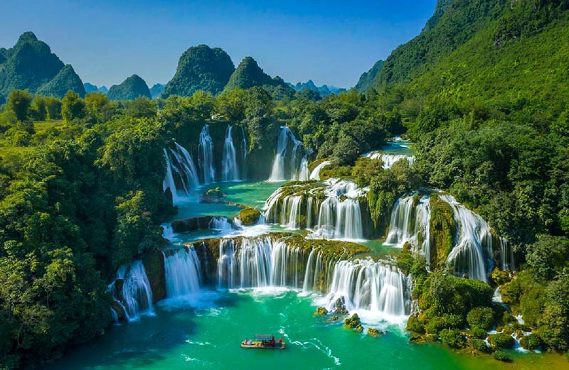 Thác Bản Giốc: 3 tầng đẹp mê hồn.
