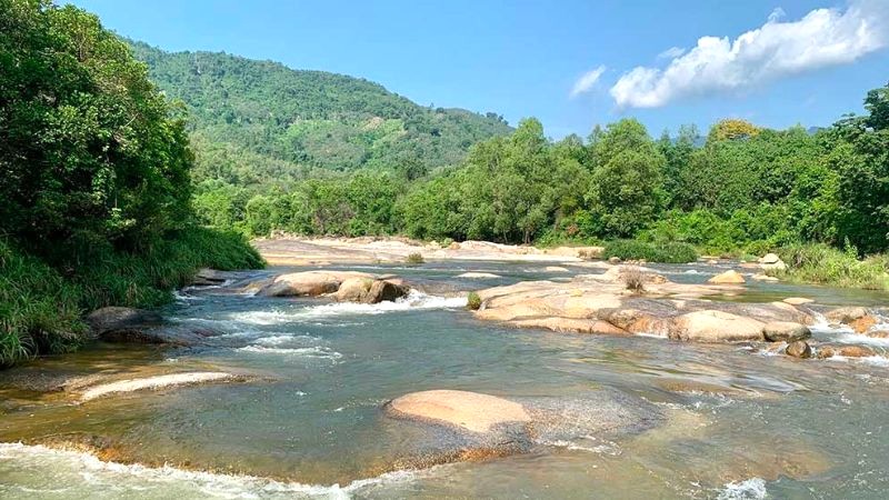 Nơi đây đẹp hoang sơ với suối êm, ghềnh đá và rừng xanh mát.