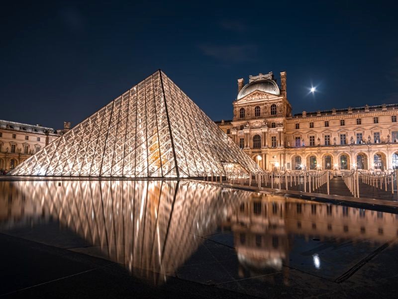 Louvre tráng lệ bất kể ngày đêm. (Ảnh: Michael Fousert)