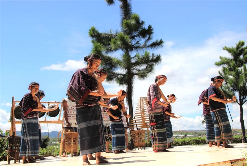 Múa Churu cúng thần Bơmung.