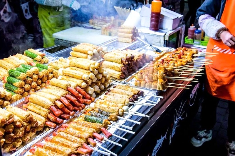 Chợ Myeongdong: Thiên đường ẩm thực Hàn Quốc, với tokbokki, chả cá, cơm trộn, kimbap... như bước ra từ phim ảnh.