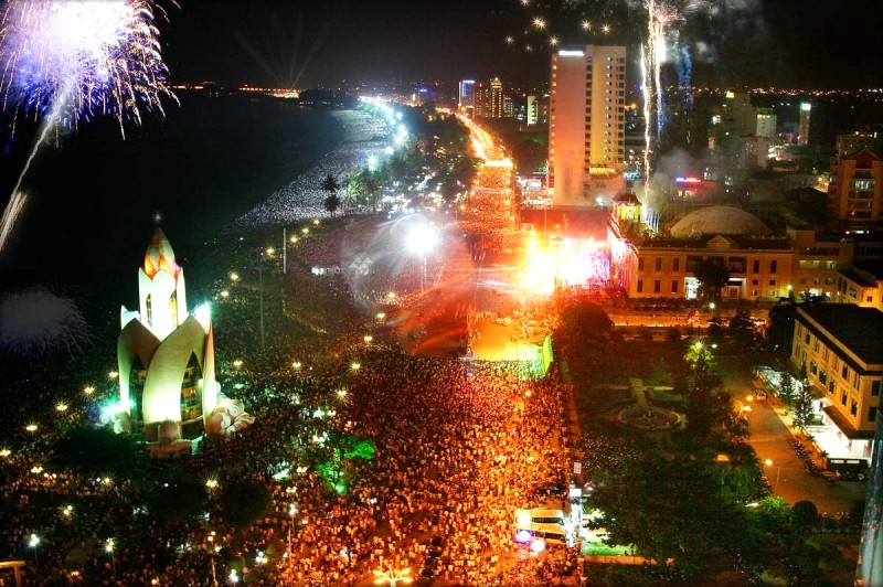 Nha Trang rộn ràng khai mạc Festival Biển, thu hút du khách thập phương.