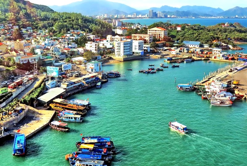 Cảng Cầu Đá Nha Trang sầm uất với tàu lớn.