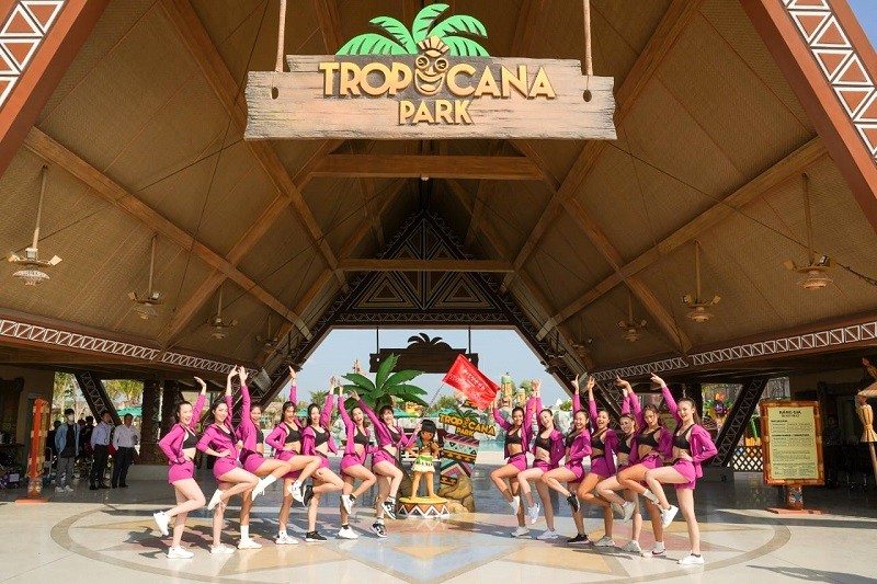 Tropicana Park tại NovaWorld Hồ Tràm, mang đến không khí vui nhộn, độc đáo như ốc đảo Hawaii.