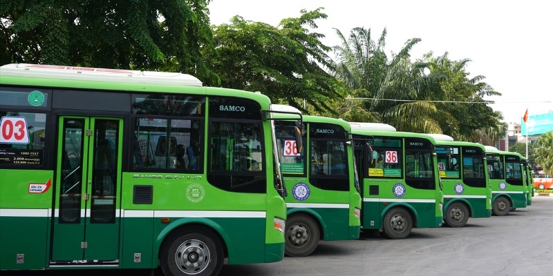 Đi xe buýt, tiết kiệm chi phí.