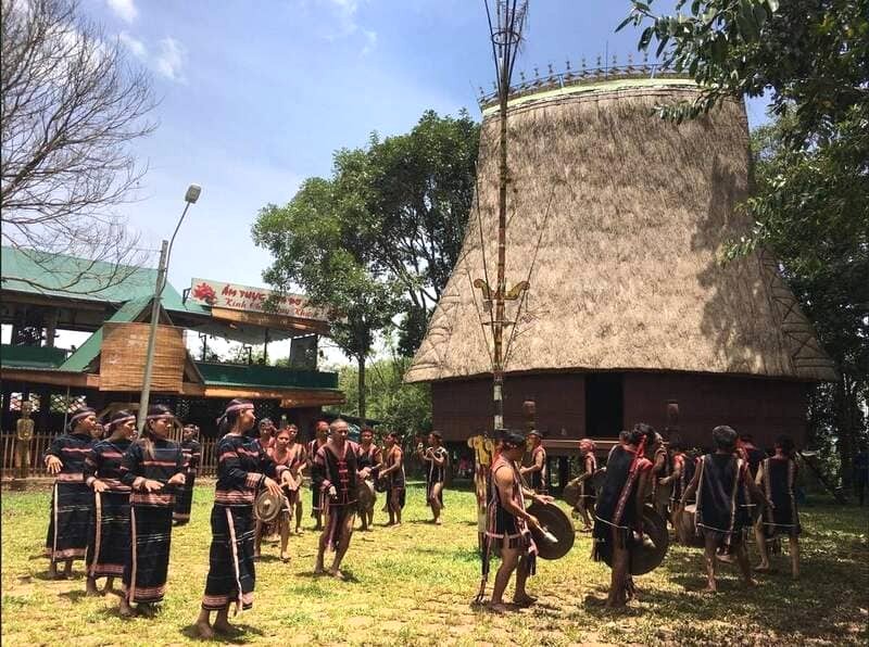 Làng văn hóa du lịch Plei Ốp ra đời năm 1927.