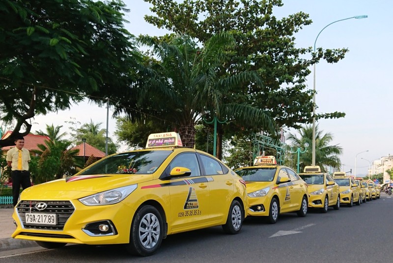 Taxi Asia thống trị đường phố Cam Ranh.