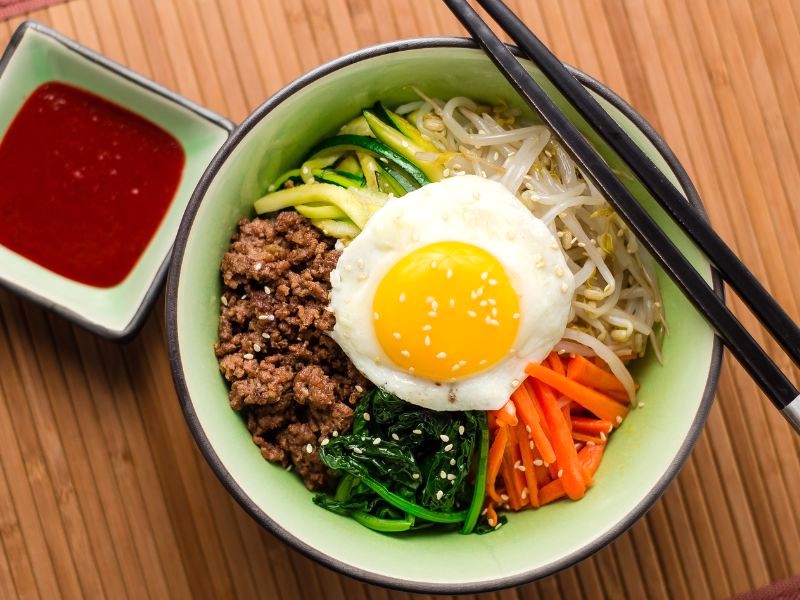 Bibimbap chuẩn phải có trứng lòng đào ở giữa.