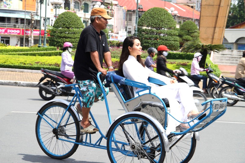 Tà áo trắng bay bay, cô gái thướt tha trên xích lô, Nha Trang như một bức tranh xưa đầy thơ mộng.