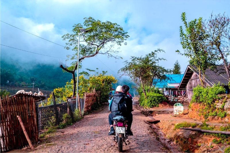 Bạn chưa có kinh nghiệm đi tự túc? Hãy đón xe ôm người địa phương đến bản Nhìu Cồ San.