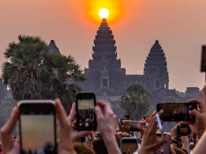 Hàng ngàn du khách đổ về Angkor Wat, chờ đón khoảnh khắc mặt trời lên đỉnh tháp. (Ảnh: VOV)