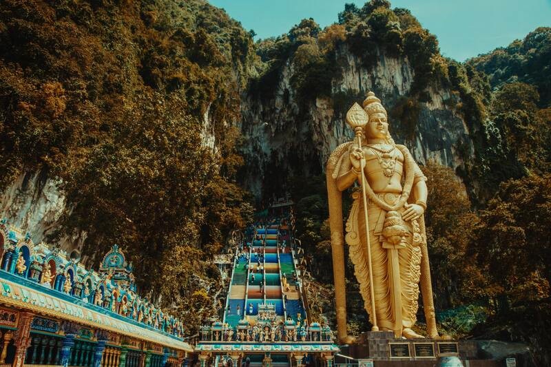 Batu Caves: Biểu tượng du lịch Kuala Lumpur với tượng thần Murugan.