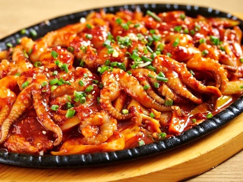 Nakji Bokkeum là bạch tuộc xào cay, nấu với dầu nóng và gia vị.