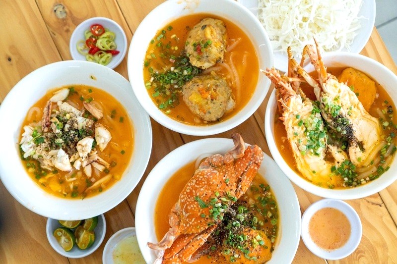 Bánh canh ghẹ chả: đậm đà, thơm ngon, hấp dẫn du khách.