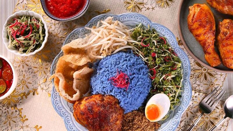 Nasi kerabu: Món cơm xanh đặc trưng của Kuala Lumpur.