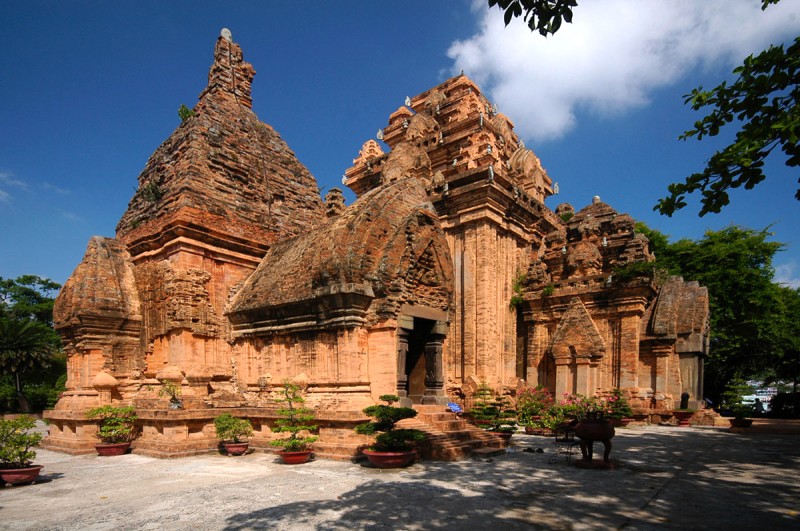 Tháp Bà Ponagar đẹp, thích hợp check-in.