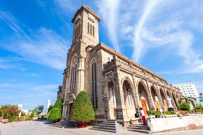 Nhà thờ Đá Gothic nguy nga.