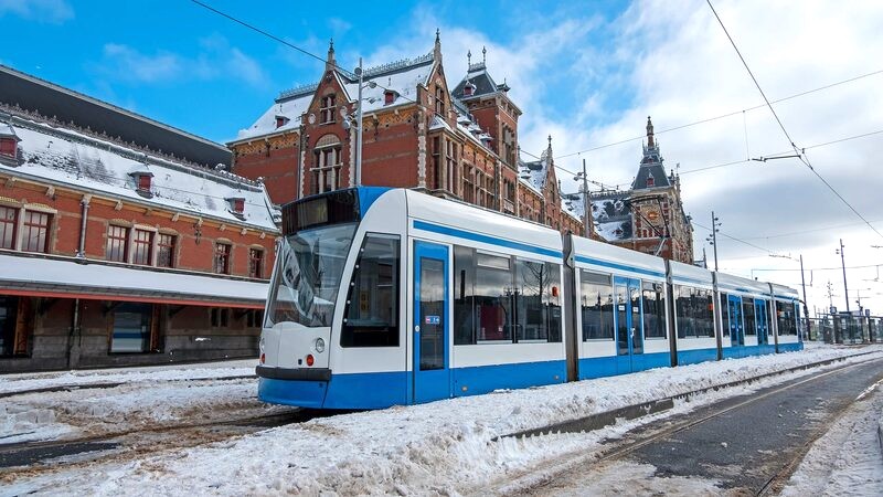 Amsterdam, trung tâm Hà Lan, sở hữu hệ thống giao thông công cộng phát triển.