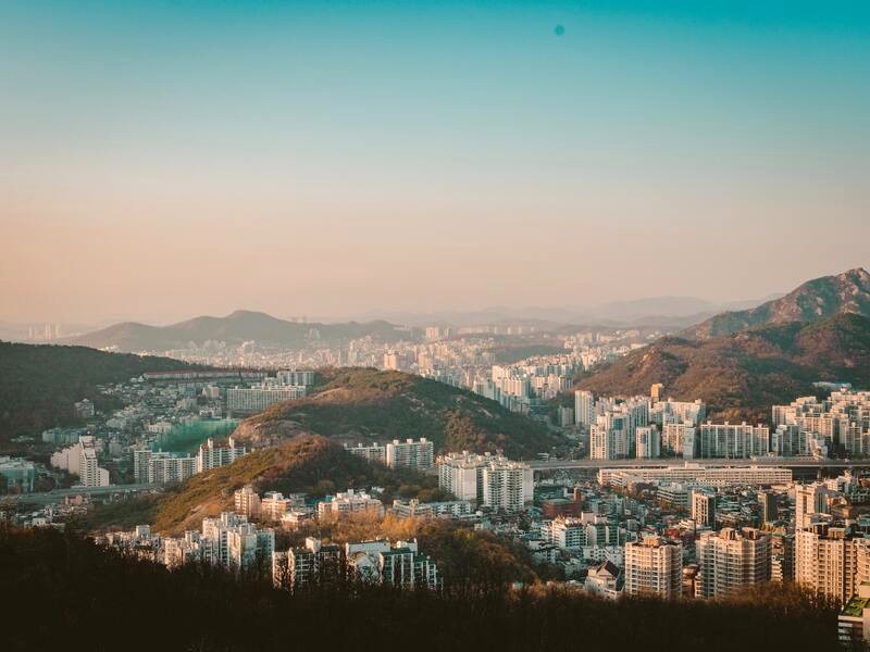 Nằm ở trung tâm Seoul, làng cổ Hanok Bukchon tại quận Jongno là điểm đến lý tưởng cho du khách.